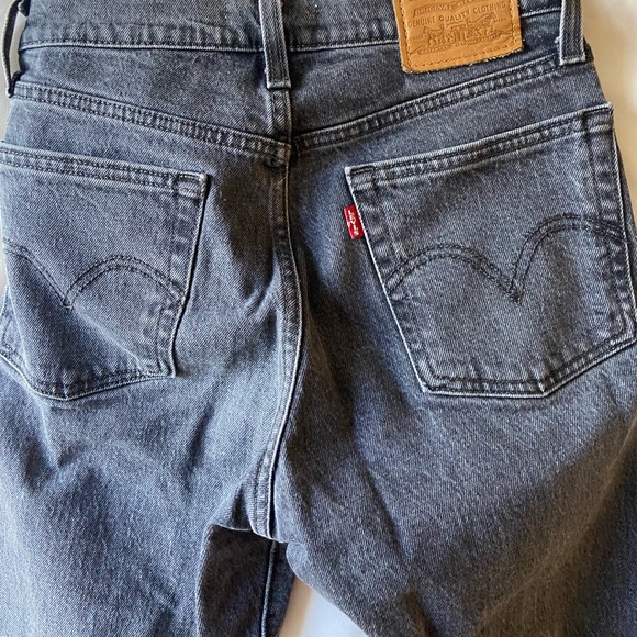 Dark Wash Wedgie Fit Levi Jeans!! - Picture 3 of 5